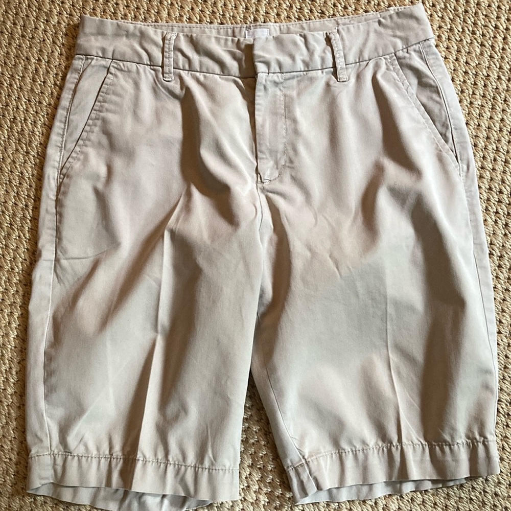 Gap rakhi Bermuda shorts.